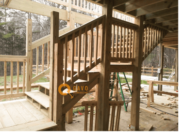 Deck 2 pisos con vista a piscina en patio trasero, ideal para propiedades de inversión en Gastonia