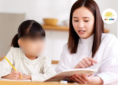 Giáo viên Hoa Nắng Hải Phòng hướng dẫn trẻ khó khăn trong học đọc, viết và toán