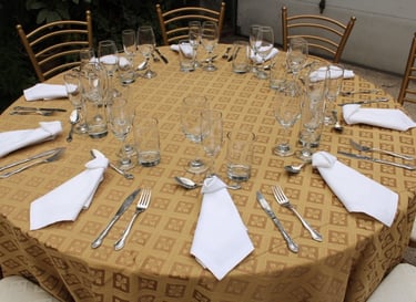 Alquiler de mesas con mantel y sillas