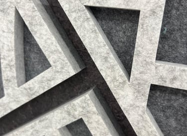 Akustinės dekoratyvinės panelės rėmeliuose DECOSONA su individualiai išpjaustomais raštais