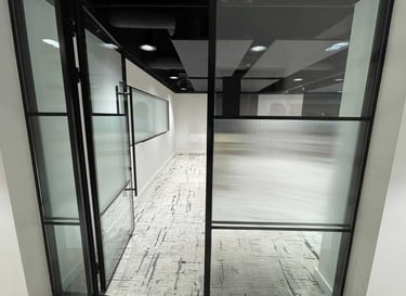 Interjero ir eksterjero langų apipavidalinimas DECOSONA su matinėmis ir spalvotomis stiklo plėvelėm