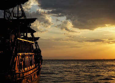 Barco navegando hacia la puesta del sol