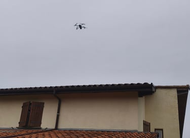 Petit drone de caméra volant au-dessus d'une maison résidentielle avec un toit en tuiles