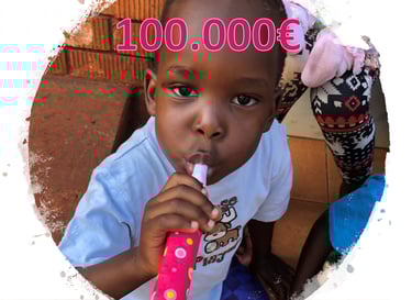 Kind aus Uganda mit Tröte im Mund und der Zahl 100.000