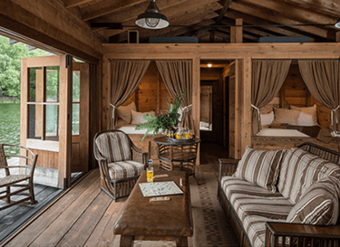 sala rustica com piso de madeira