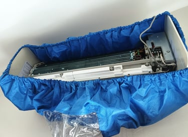 unidad evaporadora de aire minisplit desarmada en mantenimiento