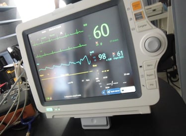 monitor de signos vitales con parámetros fisiológicos en pantalla