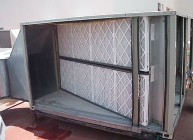 filtros de carton nuevos instalados en unidad paquete de aire acondicionado