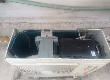 unidad condesadora de aire minisplit destapada colocada sobre azotea