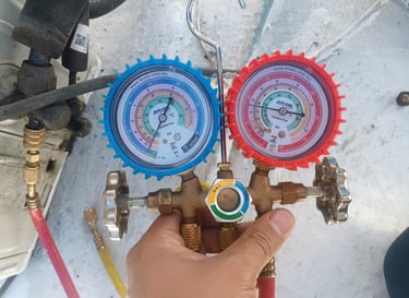 manifold con manguera conectada a la unidad condensadora de aire acondicionado