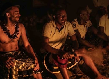 Veillée culturelle Bwiti autour du feu à MIKOUMOU VILLAGE. 