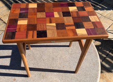 Mesinha de apoio marchetaria com 52 x 32 cm com 46 cm de altura