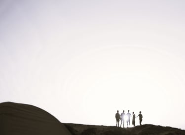 Photo d'un groupe de personnes devant le soleil