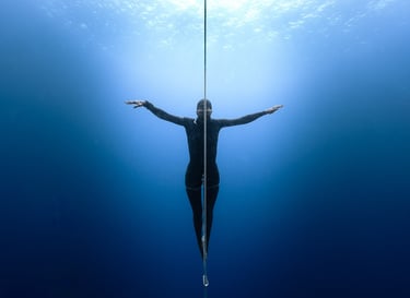 freediving competition photography athlete Helena Bourdillon underwater Laura Mommicchi