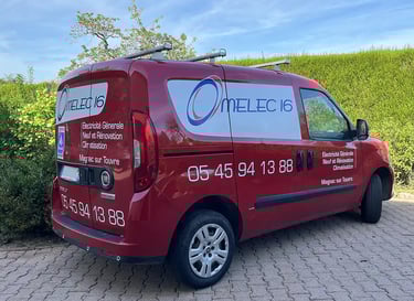 Photo d'un camion utilitaire rouge "Omelec 16"