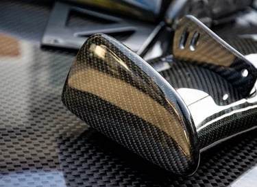 Accessori per auto realizzati in fibra di carbonio