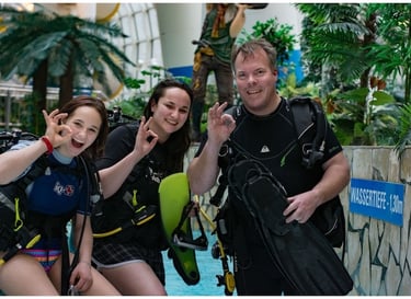 Tauchlehrer mit 2 Schülern am Becken