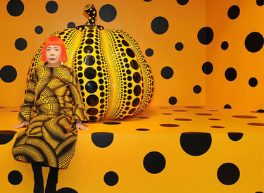 Instalação "Infinity Mirror Room" de Yayoi Kusama, com espelhos e luzes que criam uma sensação de es