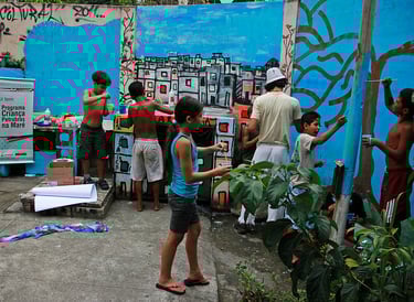 O Arte na Rede promove oficinas artísticas nas escolas da Maré, com atividades como fotografia
