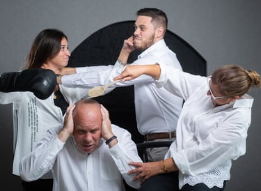 Une photo de famille dans un cadre ludique ou chacun interagie avec les autres.