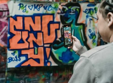 QR Code em mural com celular ativando conteúdo virtual