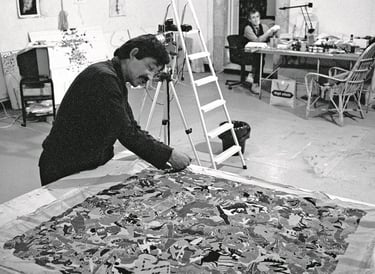 Arista Alighiero Boetti em seu ateliê 