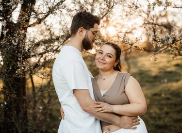 Glückliches Paar im Sonnenuntergang