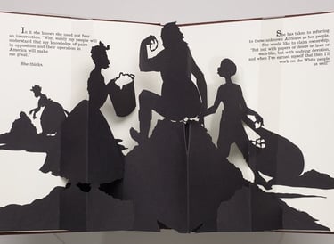 americana Kara Walker, que corta silhuetas à mão para criar livros que confrontam o racismo