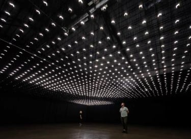 Rafael Lozano-Hemmer, "Field Atmosphonia", 2020.