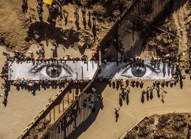 Vista aérea da instalação fotográfica de larga escala de JR, mostrando olhos gigantes impressos