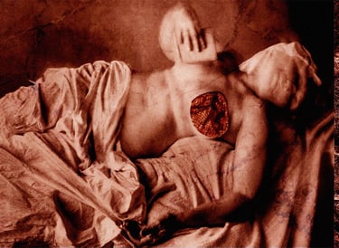 imagens de esculturas clássicas de mulheres produzidas a partir do reflexo em fragmentos de espelho