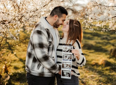 Werdende Eltern präsentieren das Ultraschallbild