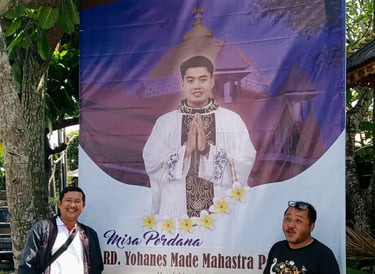 pemasangan spanduk persiapan misa perdana RD Made Yohan Mahastra