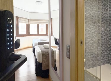 Habitación triple con baño privado en Berceo Rooms, Logroño