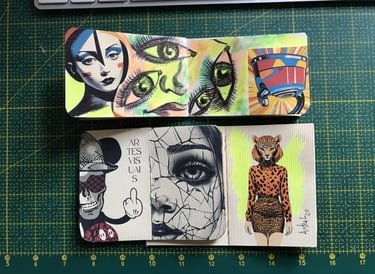 Páginas abertas de livro de artista.