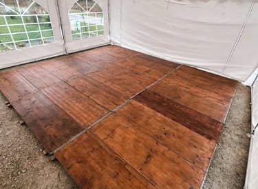 plancher de réception sous un barnum pour événement