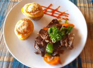 Plat de zébu gastronomique servi au restaurant de l’hôtel Ocean Lodge à la Baie de Sakalava à Diego-Suarez Madagascar