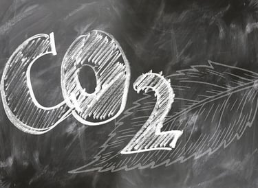 CO2 dessiné à la crai blanche sur un tableau noir