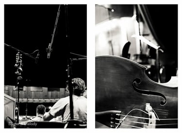 Cello und Musiker auf der Bühne.