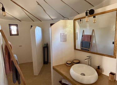 salle de bain d'une chambre supérieure de l'hôtel de luxe, Maison Fimela, dans le Sine Saloum