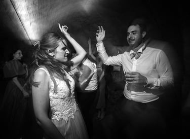 gli sposi e gli invitati del matrimonio si scatenano su musiche dance