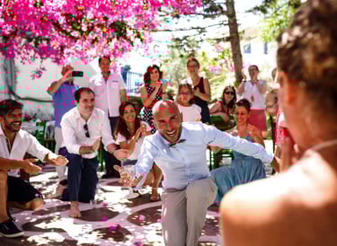 un momento di gioia durante i balli, lo sposo balla per la sposa con un calice in mano