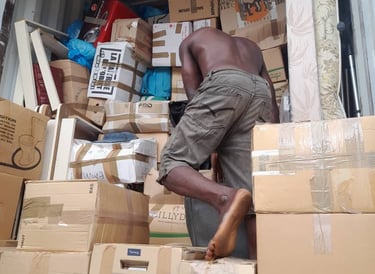 Déchargement d'un conteneur afin de mettre les objets dans le bric-à-brac