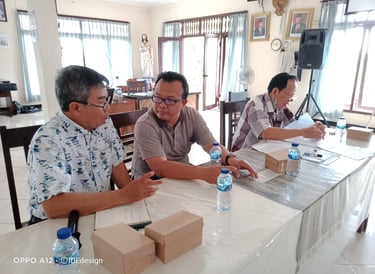 Paskalis I Nyoman Widastra bersama ketua DPP Paroki Tuka dan Narasumber