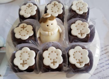 lembrancinhas de chocolate para batismo religioso com detalhes de rosário dourado comestível e cober