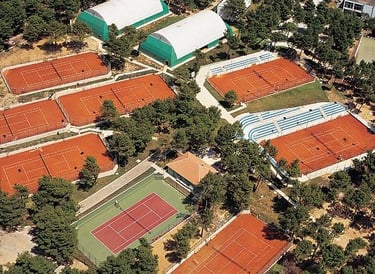 The photo shows clay tennis courts in Makarska.