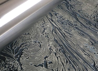 Plaque de linoléum gravé sous rouleau de presse