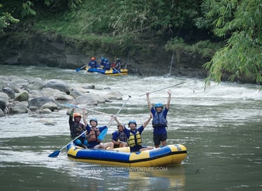 Suasana santai peserta rafting saat menyusuri aliran tenang Sungai Elo