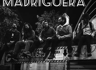 La banda alternativa Madriguera sentada sobre un borde, en una fotografía en blanco y negro