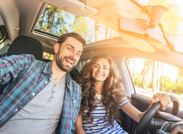 Pareja en automóvil - SOAP 2025 Gratis